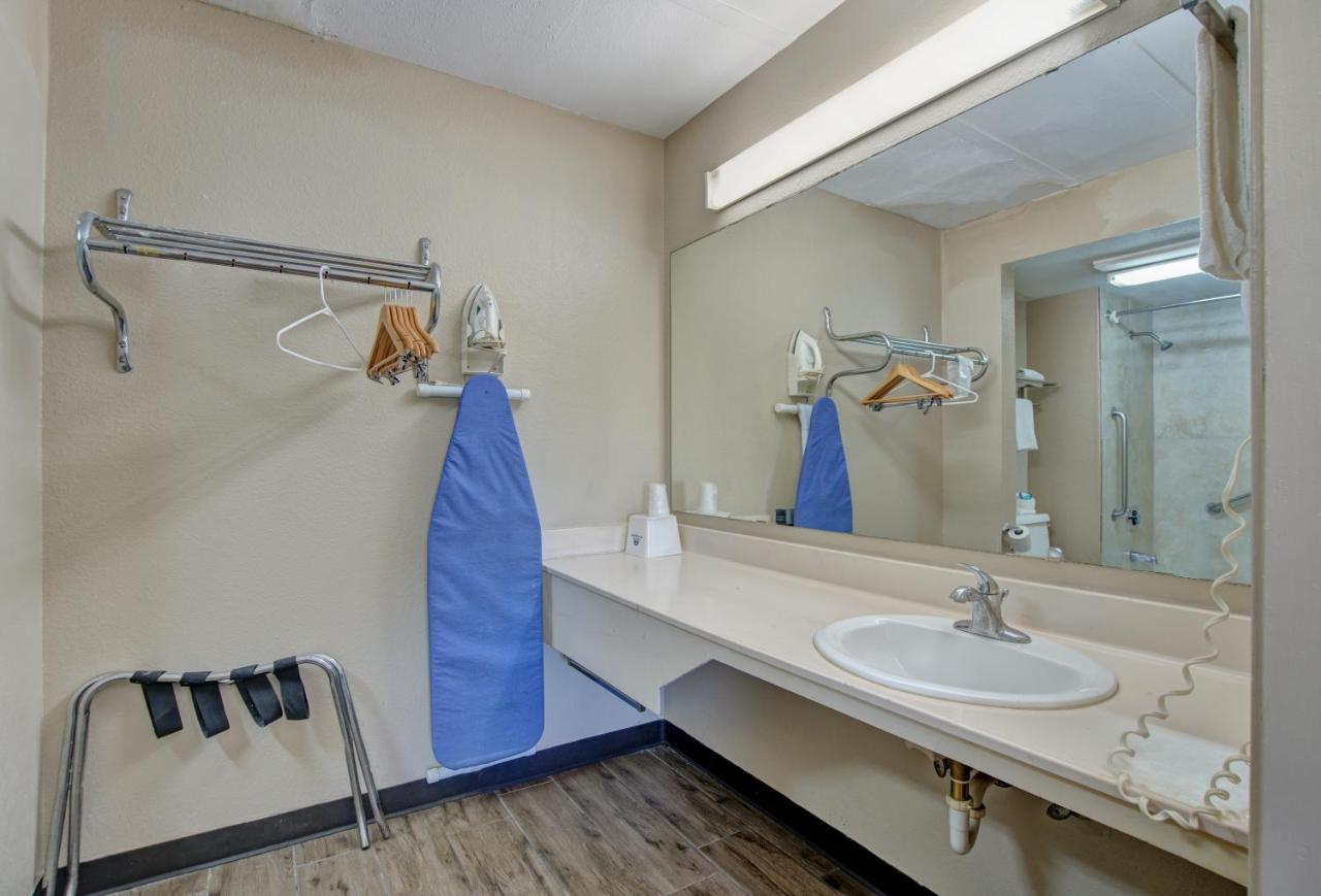 Americas Best Value Inn Ларедо Экстерьер фото