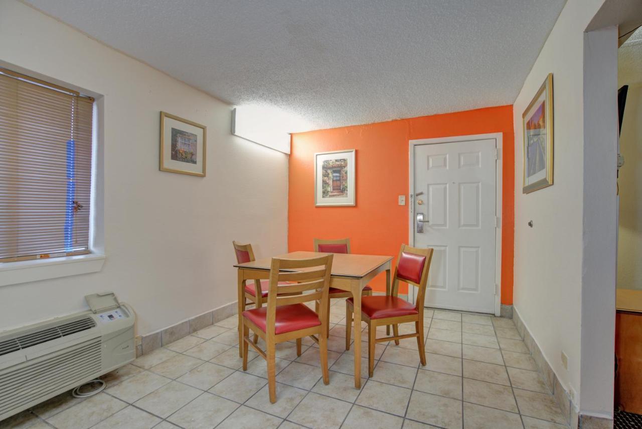 Americas Best Value Inn Ларедо Экстерьер фото