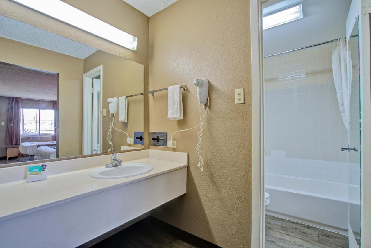 Americas Best Value Inn Ларедо Экстерьер фото