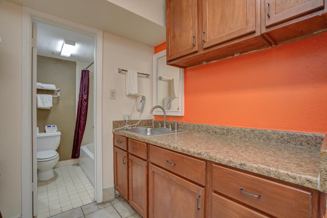 Americas Best Value Inn Ларедо Экстерьер фото