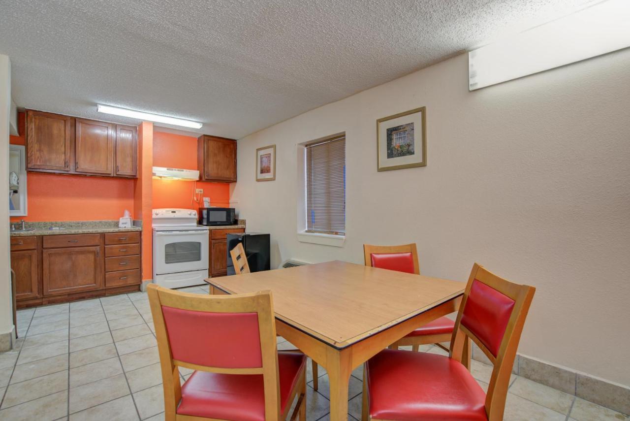Americas Best Value Inn Ларедо Экстерьер фото
