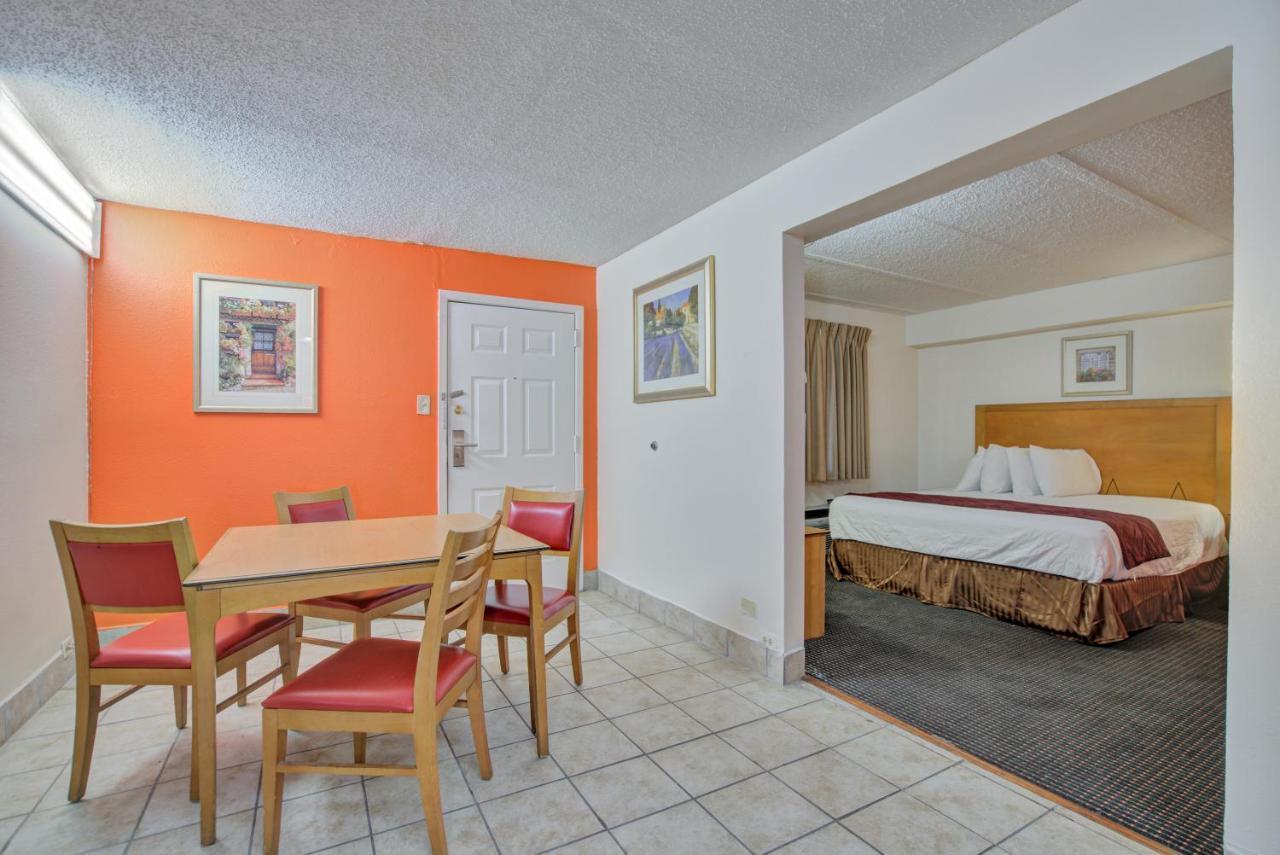 Americas Best Value Inn Ларедо Экстерьер фото