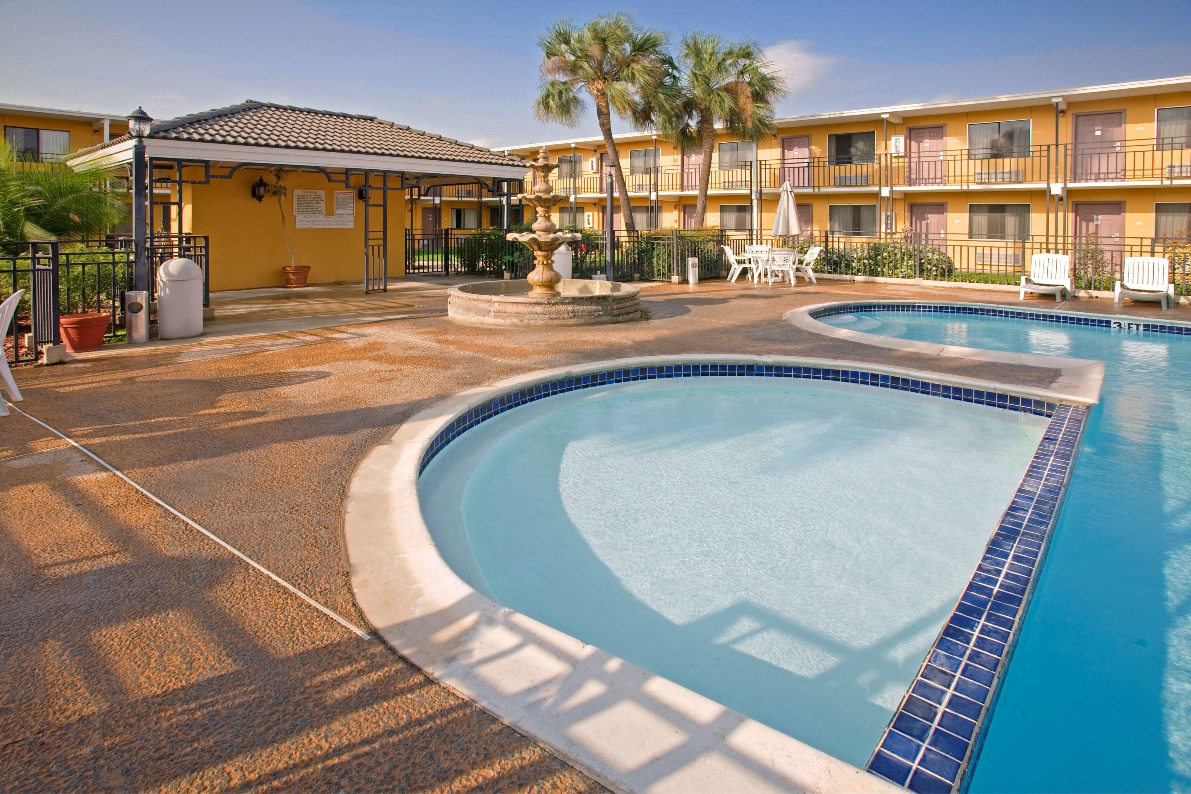 Americas Best Value Inn Ларедо Экстерьер фото